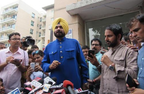 The Weekend Leader - Sidhu takes on BJP but mum on joining AAP